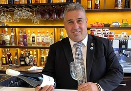 Ángel Martín, en el restaurante del hotel Don Manuel de Cáceres.