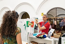 Javier Gesto en una de las simulaciones que lleva a cabo en la escuela oficial de Idiomas