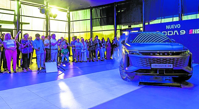 Pesentación del coche OMODA 9 SH en el concesionario Maven de Badajoz.