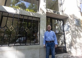 Florencio Bermejo en el edificio donde ha sido portero 16 años.