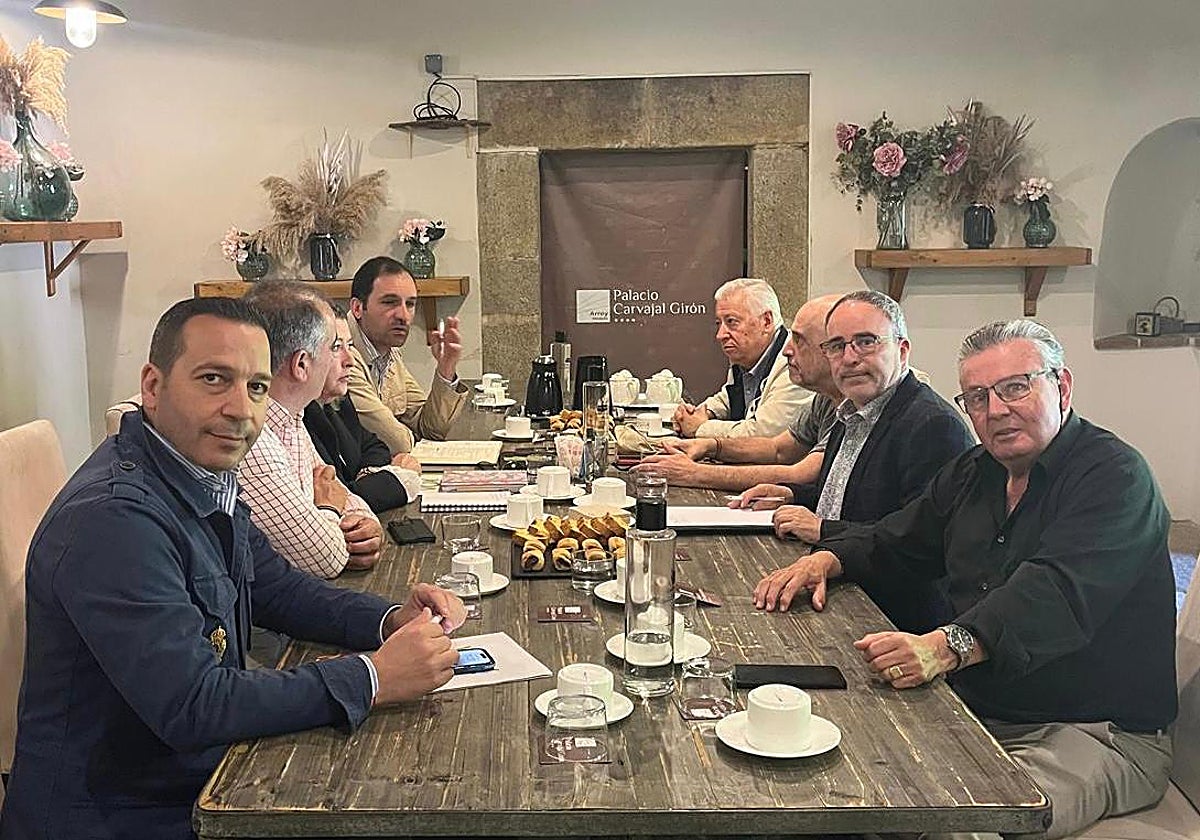 Reunión de representantes de las plataformas con diputados de Vox.