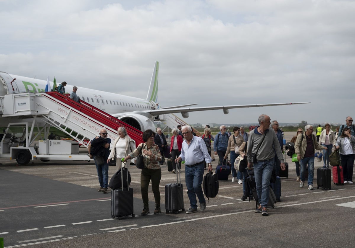 Un grupo de viajeros regresa de Canarias al aeropuerto de Badajoz el pasado 1 de abril.