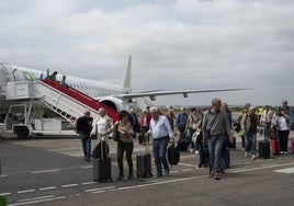 Un grupo de viajeros regresa de Canarias al aeropuerto de Badajoz el pasado 1 de abril.