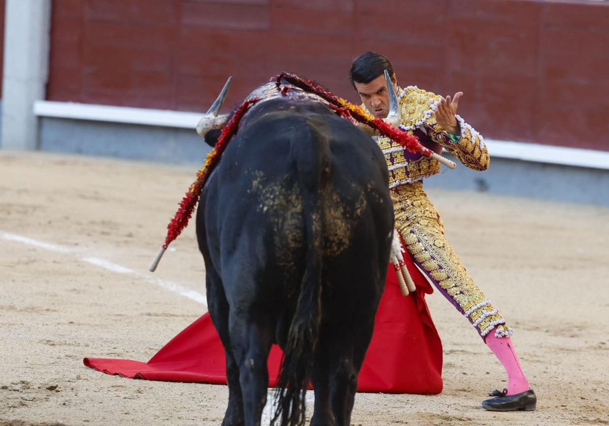 Emilio de Justo, durante su faena este viernes en Las Ventas.