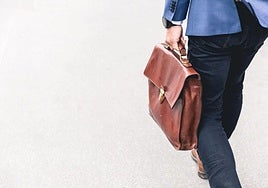 Consejos clave para encontrar trabajo si tienes más de 50 años: así debería ser tu currículum