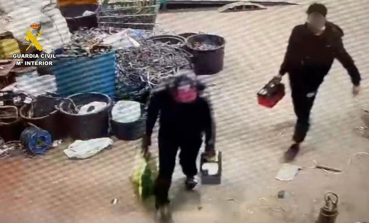 Dos detenidos por robar baterías de cuatro vehículos, 80 pantalones y teléfonos