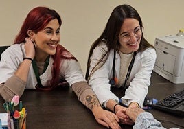 La enfermera Jara Escribano Latorre y doctora Alejandra Céspedes Diego atienden el servicio.