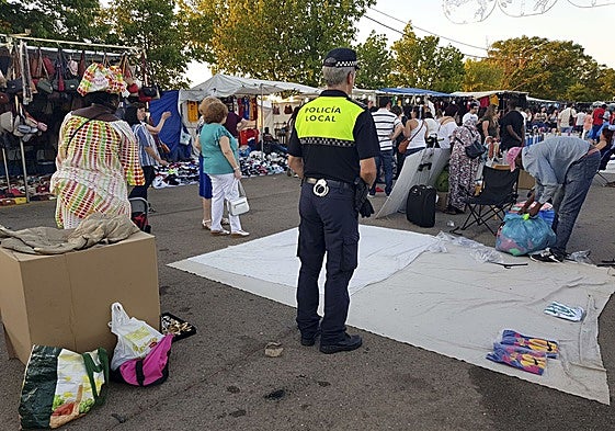 Imagen de archivo de un policía local en la Feria de Cáceres.