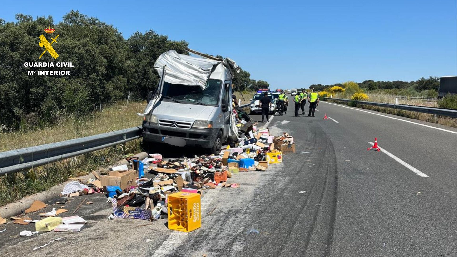 Un camión choca con un furgón parado en el arcén de la EX-A1