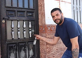 El abuelo de Camelia muestra uno de los disparos en la vivienda donde se resguardó su nieta.