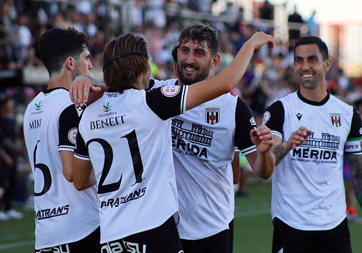 El Mérida celebra uno de los dos tantos anotados este sábado en el Romano ante el Atlético B.