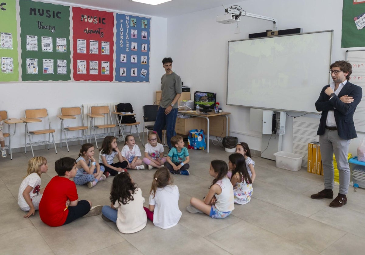 Actividad musical de la Fundación Atrio celebrada esta semana con alumnos del colegio Alba Plata de Cáceres.