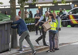 Investigadores de la Policía Científicas recaban pruebas en la zona de la pelea mortal.