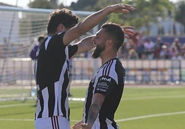 Alegría blanquinegra tras el segundo tanto de los visitantes anotado por Bermu en la primera parte.