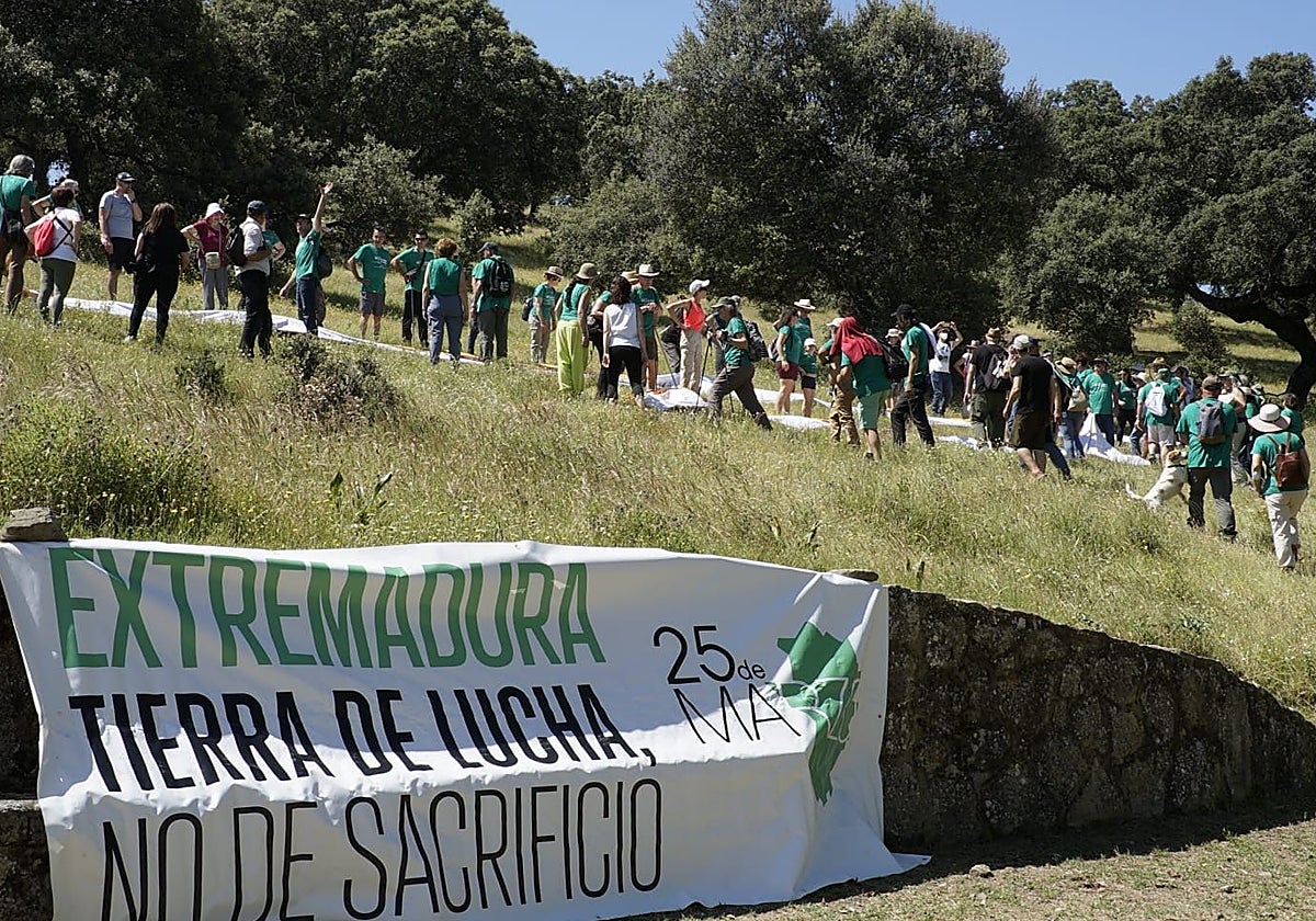 Pancarta desplegada por los manifestantes contra la mina.