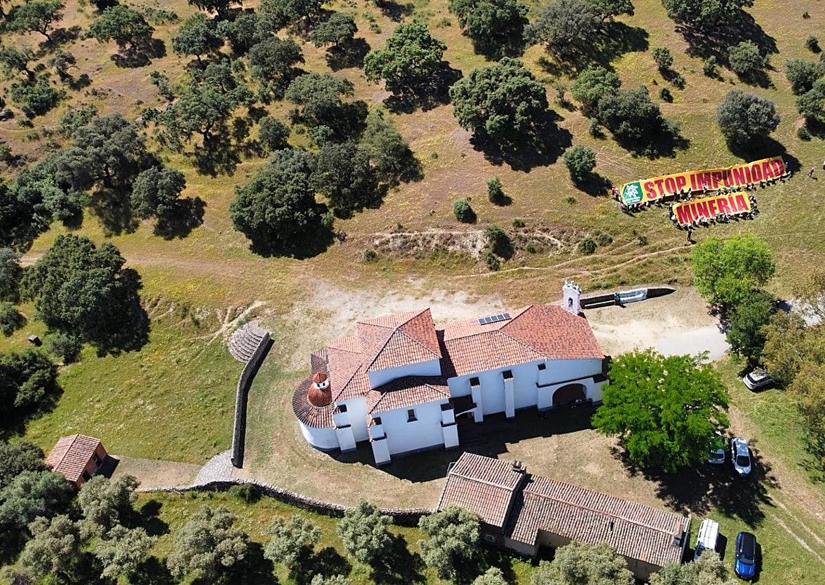 Imagen secundaria 1 - Varios momentos de la ruta de protesta y una imagen aérea de la pancarta contra el proyecto.