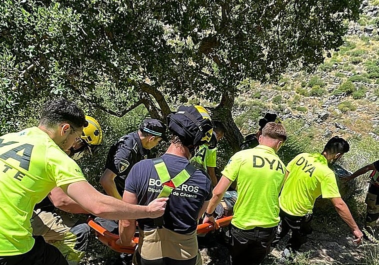 Un momento de la intervención para evacuar al herido.
