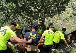 Un momento de la intervención para evacuar al herido.