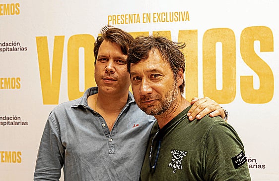 El director de 'Votemos', Santiago Requejo, junto al actor, Raúl Fernández de Pablo en el preestreno de 'Votemos' la película sobre la salud mental.