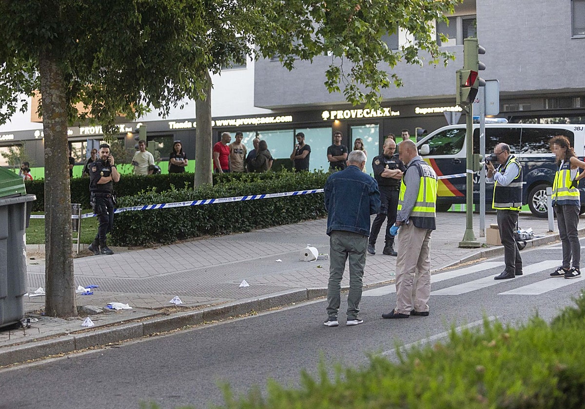 Momento en el que la Policía Científica toma pruebas del lugar donde falleció el viernes el joven de 18 años.