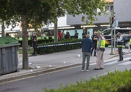 Momento en el que la Policía Científica toma pruebas del lugar donde falleció el viernes el joven de 18 años.