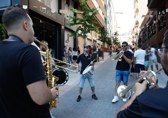 Animación de una charanga durante la feria de día en una imagen del año pasado.