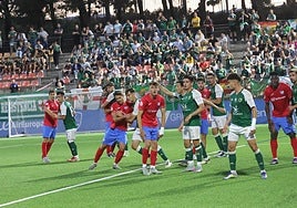 El Cacereño no pudo neutralizar la ventaja del Estepona en la reanudación del partido suspendido el domingo por lanzamientos de objetos al campo.