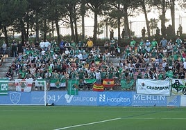 La afición del Cacereño se desplazó en masa a Estepona a pesar del horario.
