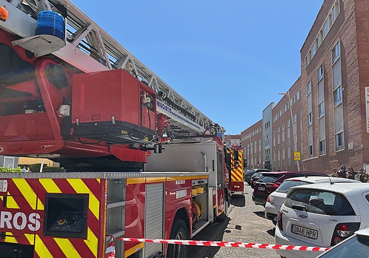 Evacuan el colegio de los Maristas de Badajoz tras un incendio en el laboratorio