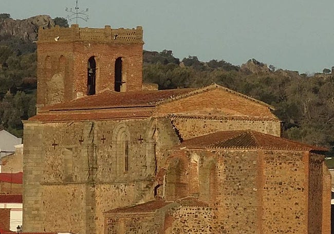 Panorámica desde el este de la iglesia con su ábside poligonal.