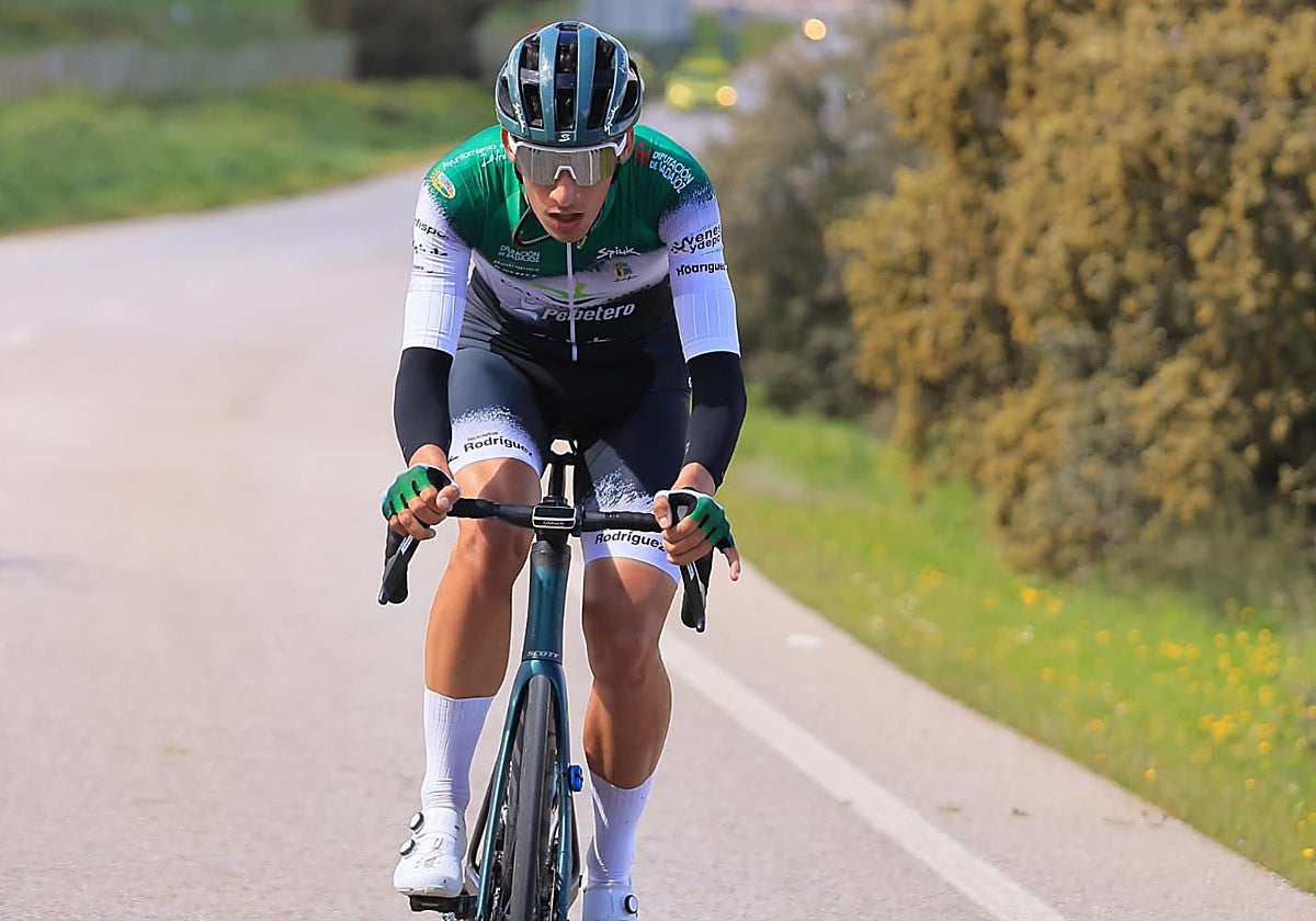 Adrián Benito con el Pebetero.