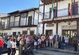 Minuto de silencio en el pueblo del Ambroz: «Estamos rotos de dolor»