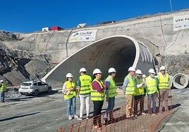 El delegado del Gobierno en Extremadura, José Luis Quintana, en su visita a las obras del túnel.
