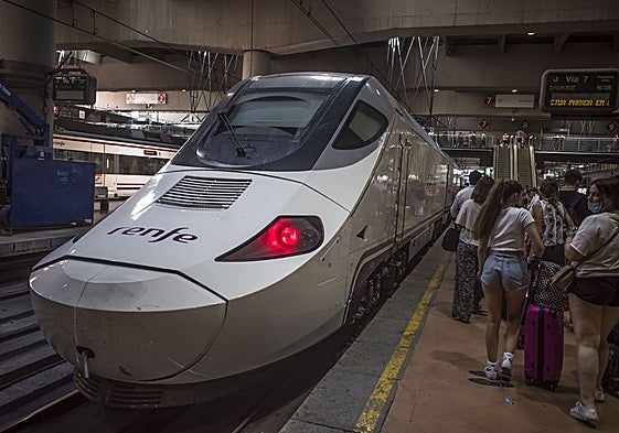 Tren Alvia del servicio a Extremadura en la estación madrileña de Atocha en una imagen de archivo.