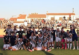 Los jugadores del Badajoz celebran el pase a la final extremeña con sus aficionados desplazados a Azuga.