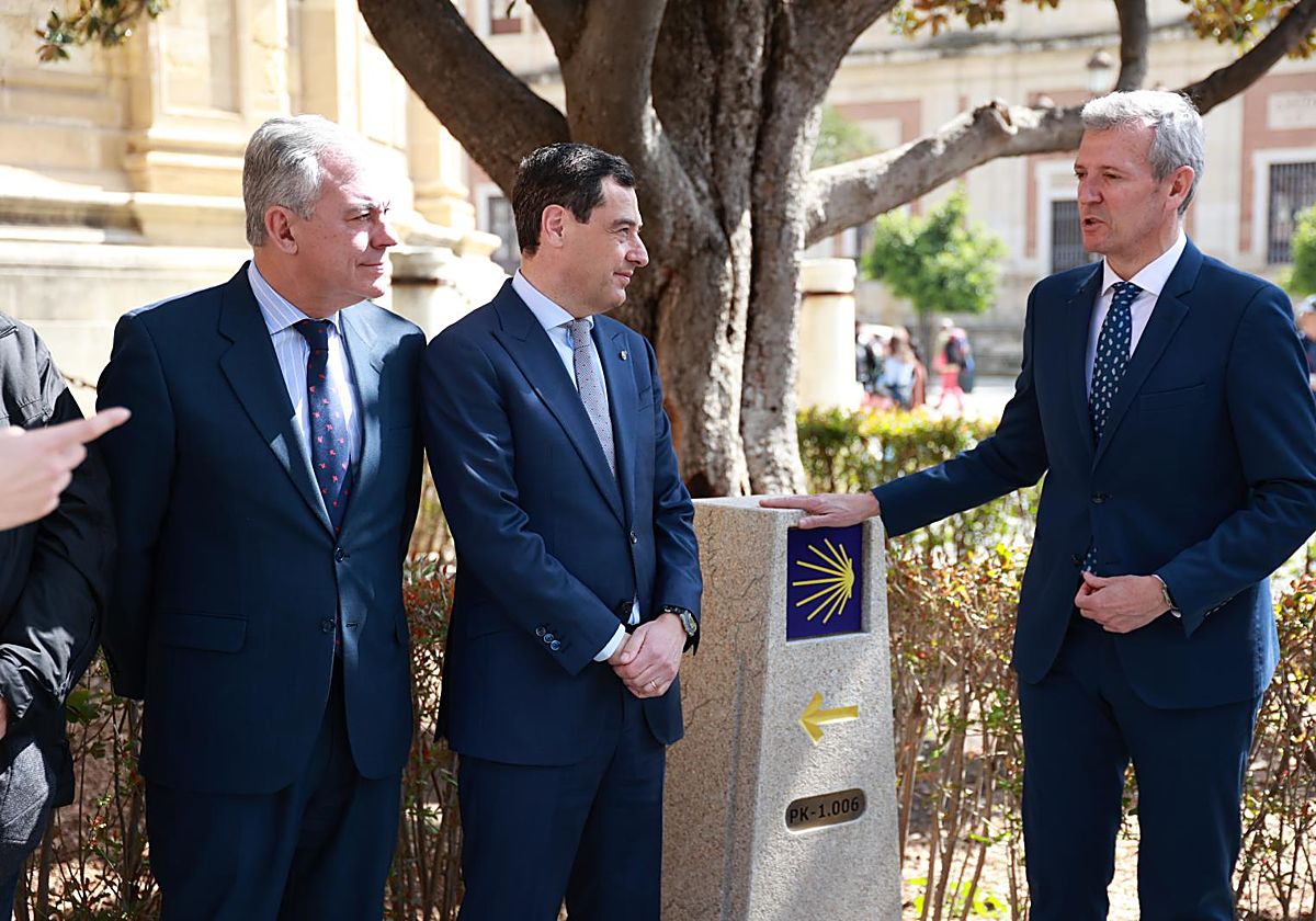 El presidente deAndalucía, Juanma Moreno, el de Galicia, Alfonso Rueda, y el alcalde de Sevilla, José Luis Sanz, inauguran un monolito del Camino de Santiago