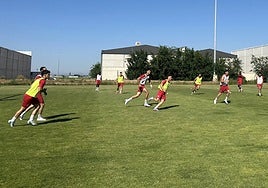 Los jugadores del Llerenense se entrenan en la ciudad deportiva de Almendralejo.