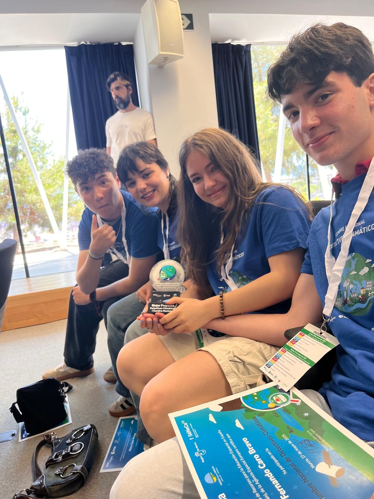 Los jóvenes antes de su ponencia.