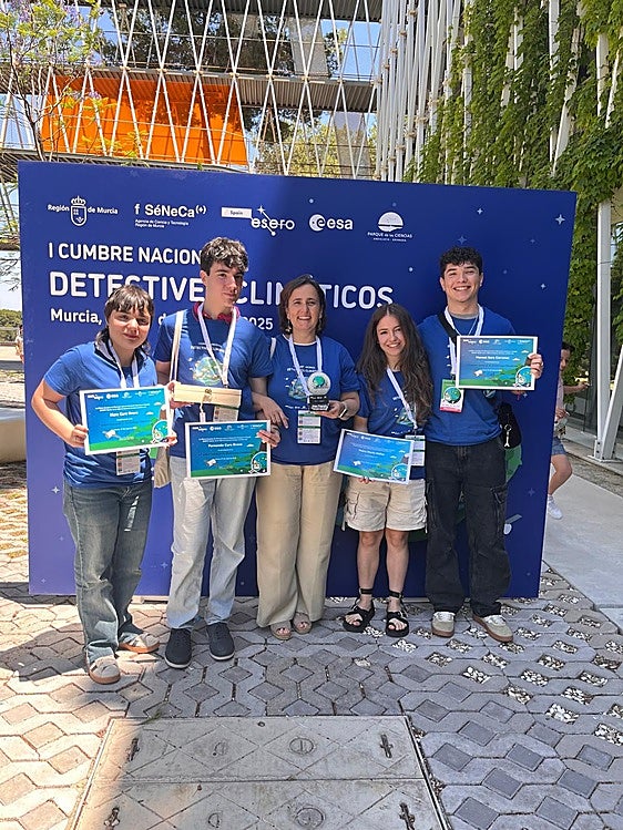 Los alumnos Mara Caro, Fernando Caro, Naira Marín y Manuel Sara con su profesora, Carmen Espejo en el centro.