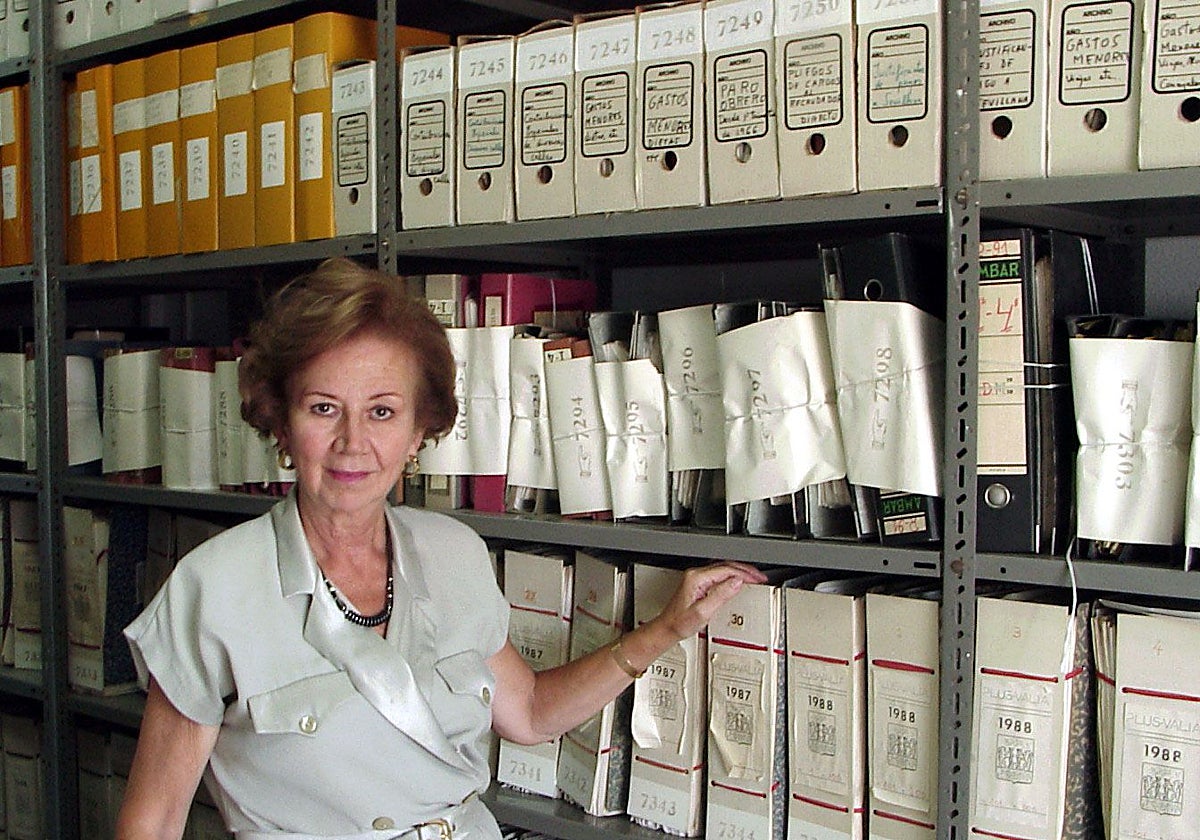 María Dolores Gómez Tejedor, en el archivo municipal que se ubicaba en el Ayuntamiento antes de su traslado.