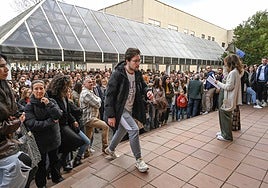 Aspirantes esperan a entrar al examen MIR el pasado enero en Badajoz.
