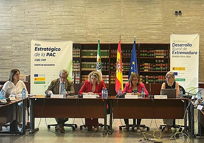 Reunión esta mañana de la comisión de seguimiento del PDR y del Pepac, con los consejeros Ignacio Higuero (Gestión Forestal) y Mercedes Morán (Agricultura), entre otros.