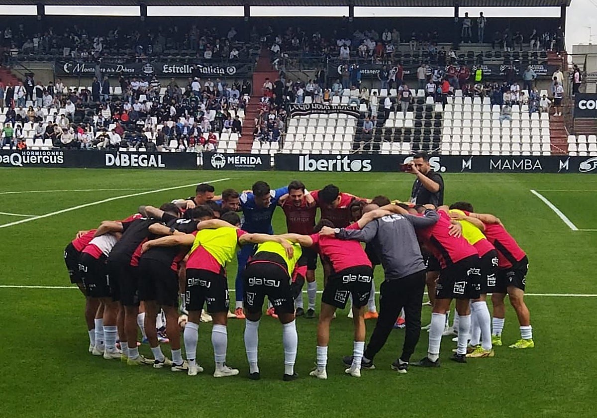Los jugadoes del Mérida hacen piña antes de un partido en el Romano.