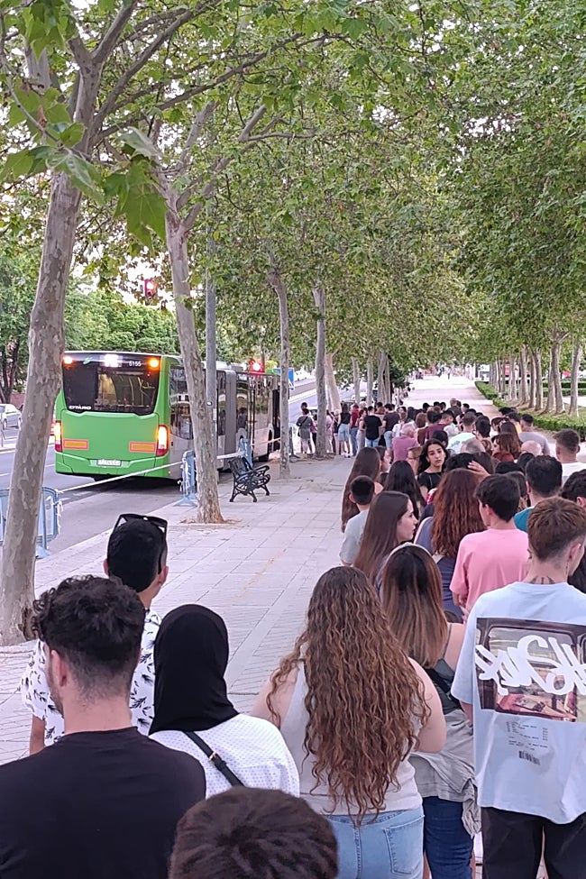 Fila de espera del servicio especial hacia el recinto ferial.