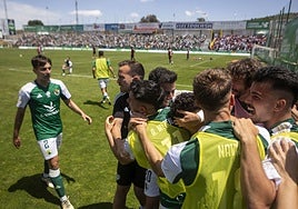 Euforia en el Cacereño en el partido de vuelta ante el Ávila.