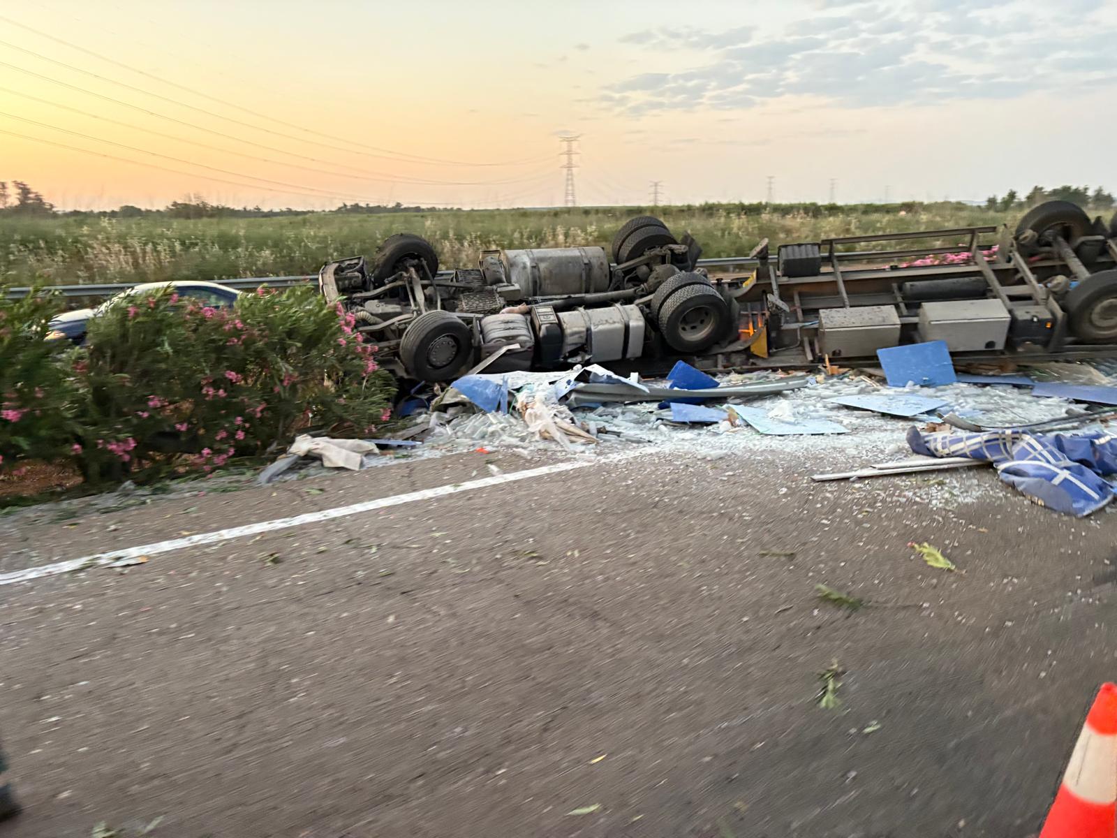 Fotos | Así ha quedado el camión accidentado en la A-5 en Extremadura