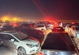 Imagen de los atascos a la salida del recinto ferial anoche.
