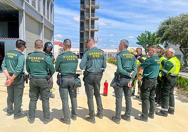 Sesión explicativa con guardias civiles.