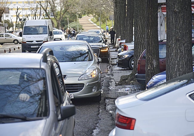 Vehículos aparcados en doble fila en Badajoz.