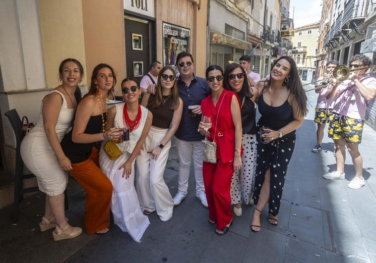 Empleados de Abanca, en la calle Moret de Cáceres